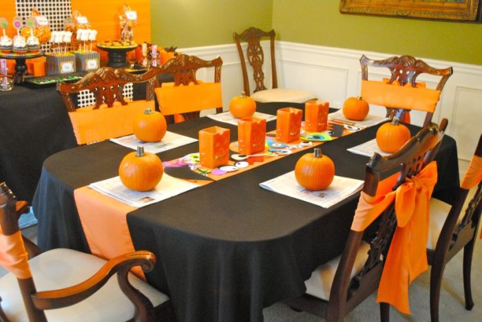 Simple halloween table decor