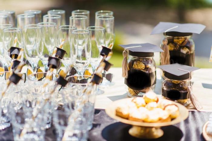 Graduation party table decor ideas