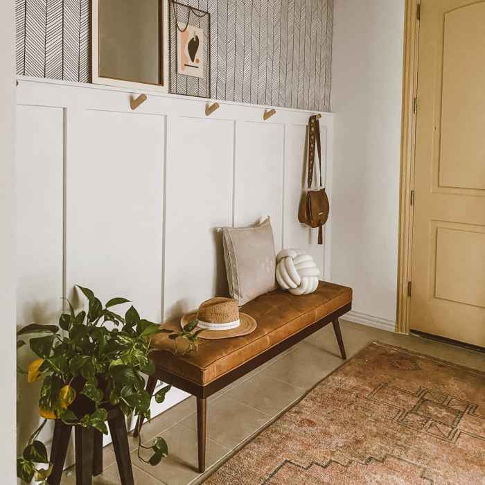 Small entryway table decor