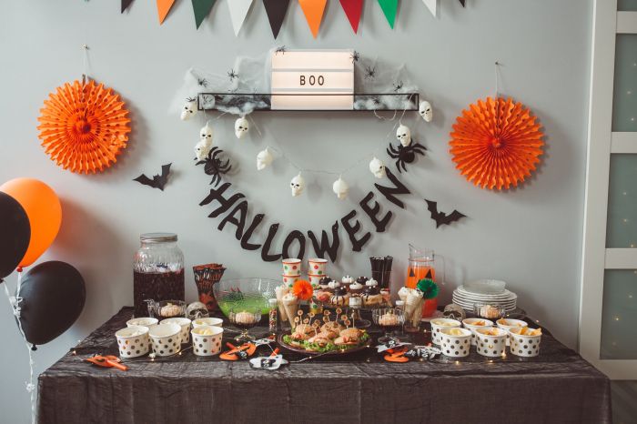 Simple halloween table decor