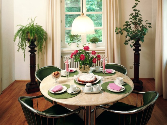 Round kitchen table decor ideas